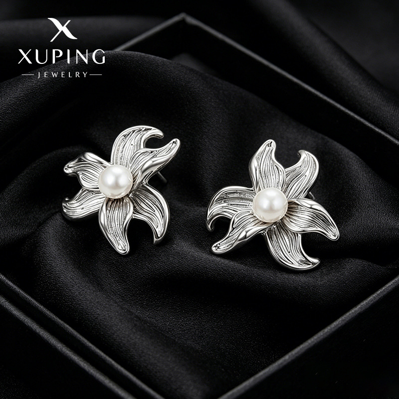 Xuping estilo simple aleación de cobre chapado flores blancas personalidad exagerada perla otoño invierno auriculares al por mayor mujeres