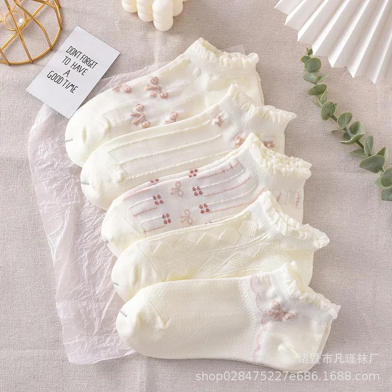 Calcetines cortos de moda del tobillo de la muchacha versátil del estilo coreano para los estudiantes Calcetines en relieve tridimensionales de encaje blanco calcetines de mujer primavera y verano