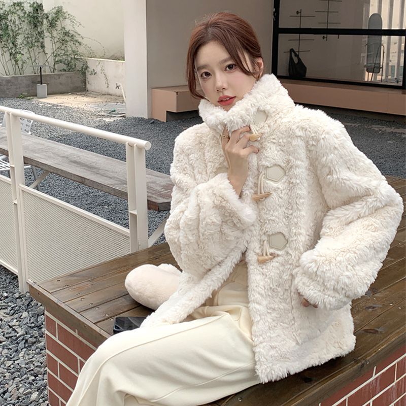 2025 Winter New Style Faux Rabbit Fur Coat for Women, Korean Version, Loose Fit, Horn Button, Lamb Wool, Stylish Faux Fur Coat
