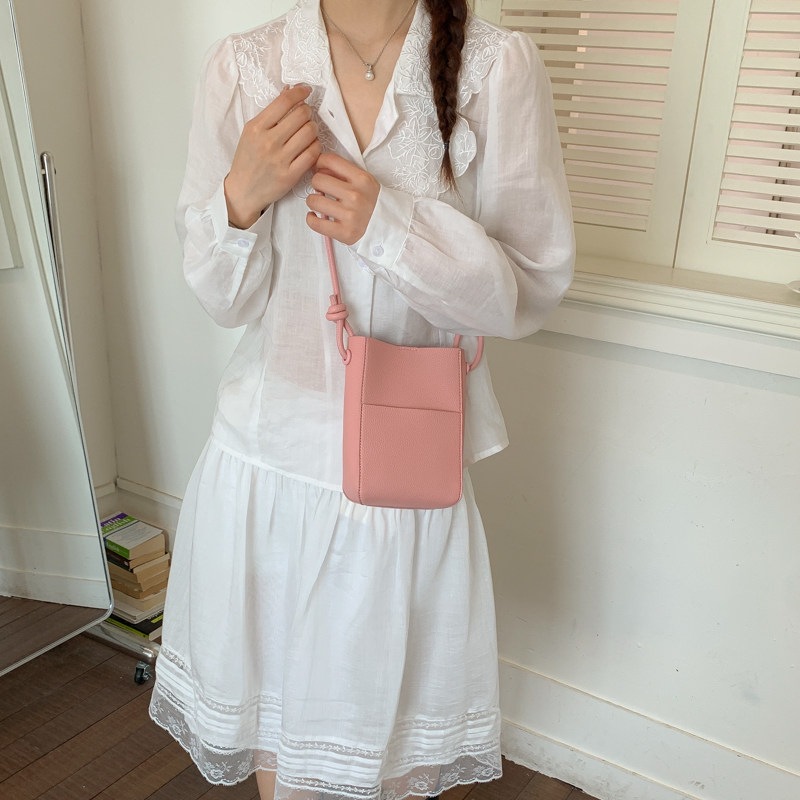 Bolsa de mujer nuevo color sólido 2026 bolso coreano ligero portátil pequeño cubo de aire extranjero nicho de verano inclinado teléfono móvil hombro