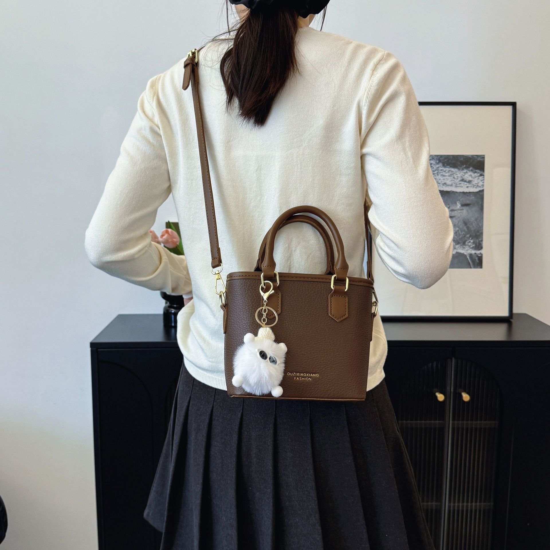 Bolso transfronterizo para mujeres 2024 nuevo bolso de mochila de moda versátil nicho de diseño popular simple bolso de cubo de mano