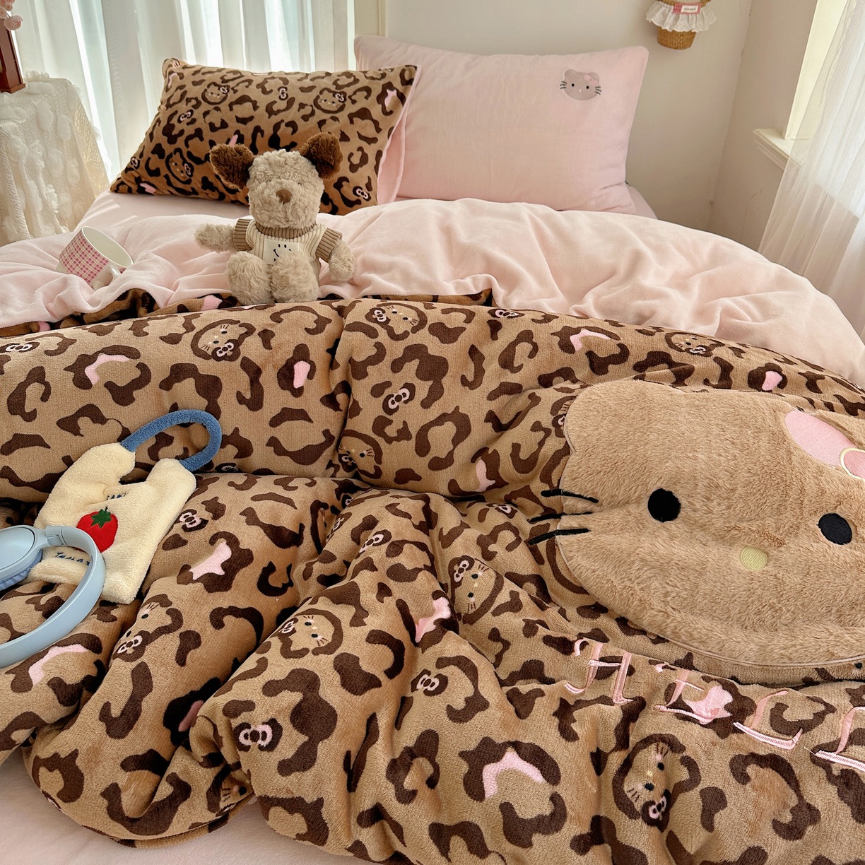 Nuevo conjunto de cuatro piezas de lana de leche de invierno engrosado toallas cálidas bordadas sábanas de dibujos animados cubierta de lana de coral tres piezas
