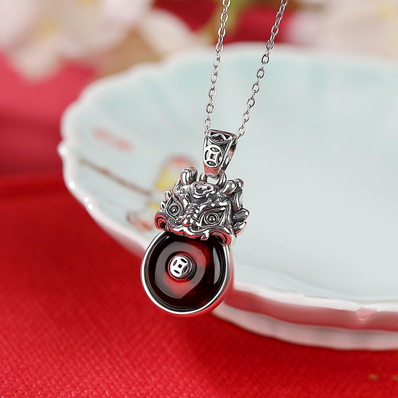 Mặt dây chuyền bạc S999 hình hươu bạc khảm hổ phách máu phong cách cổ điển — Mô hình hổ phách máu (không có dây chuyền)