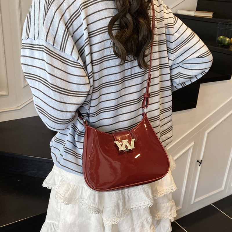 Bolso de alta calidad con textura 2025 verano nuevo bolso femenino con letras de diamantes bolso de hombro charol brillante bolso de mensajero marea