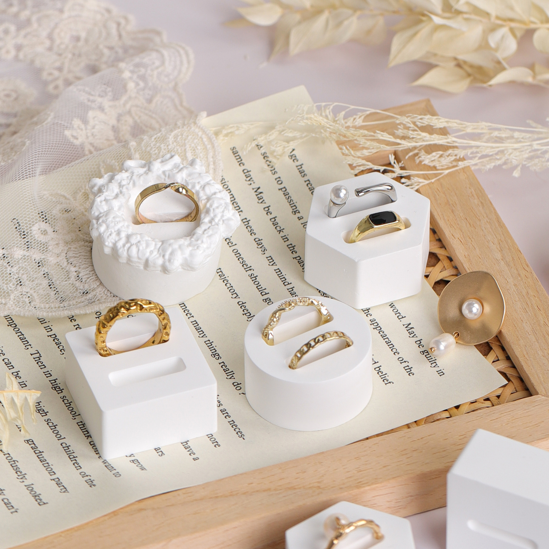 Soporte de anillos blanco de yeso para joyería y fotografía image 4