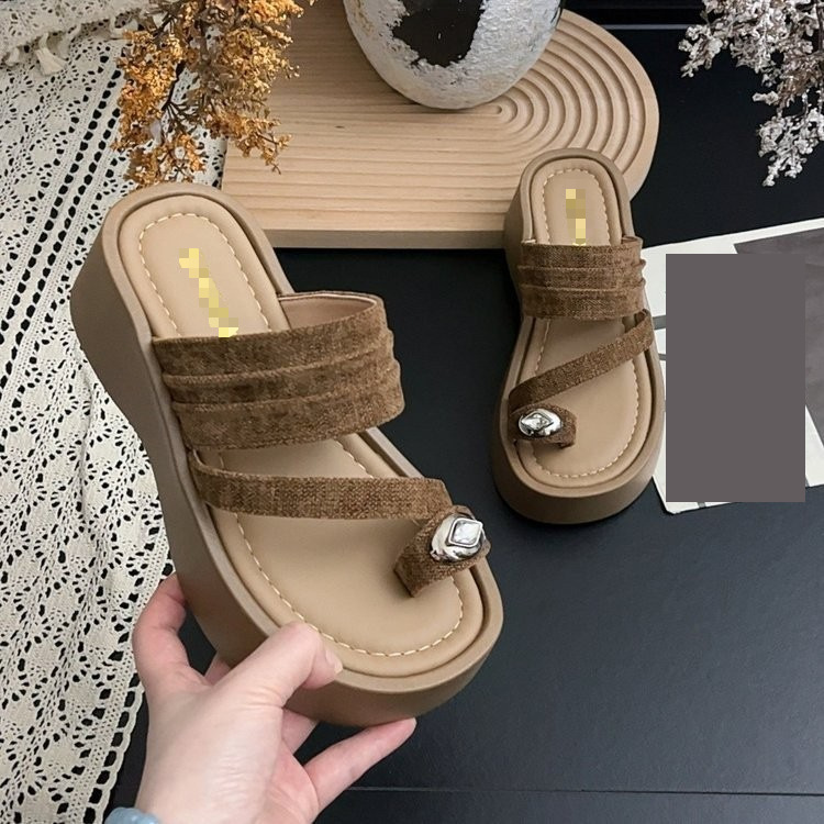 Explosión de verano de 2026 nuevo dedo de dedos grueso en una sola barra de zapatillas suaves cómodas para usar zapatillas casuales de playa para mujeres