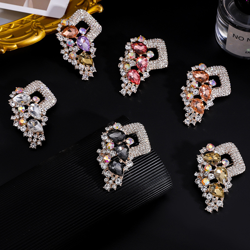 Brooch with a High-End Feel, Light Luxury Fashion Versatile Women's Fashion Collar Pin with Diamonds, Anti-Exposure Elegant Brooch