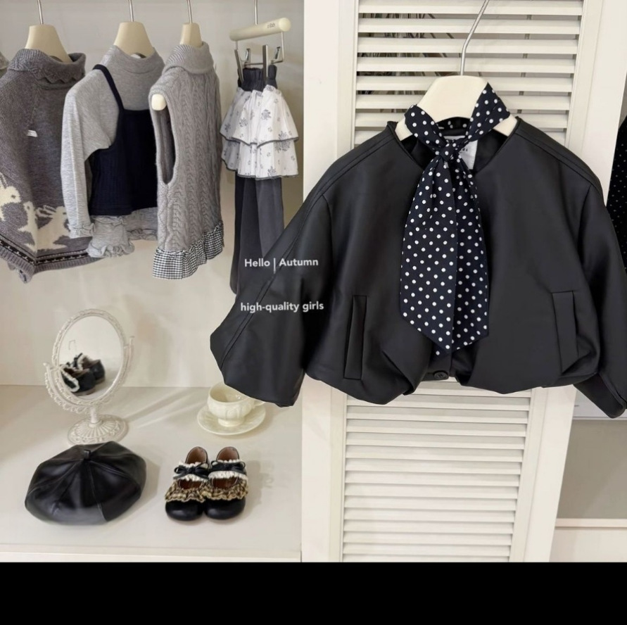 Diseño original para niñas otoño y invierno 2025 abrigo de cuero negro corto exterior abrigo de bebé elegante