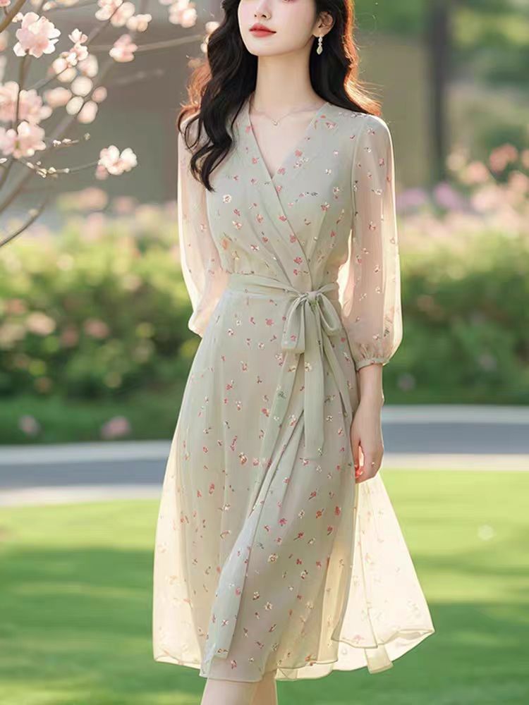 Đầm suông midi cổ chữ V họa tiết hoa xanh nhạt thắt eo — Hoa màu xanh lá cây