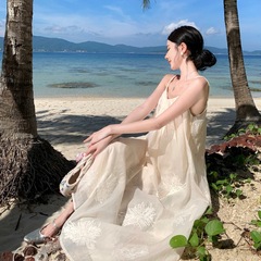 春夏の新作刺繍バックレス妖精サスペンダースカート、絶妙なデザインのリゾートスタイルのビーチドレスの実物写真