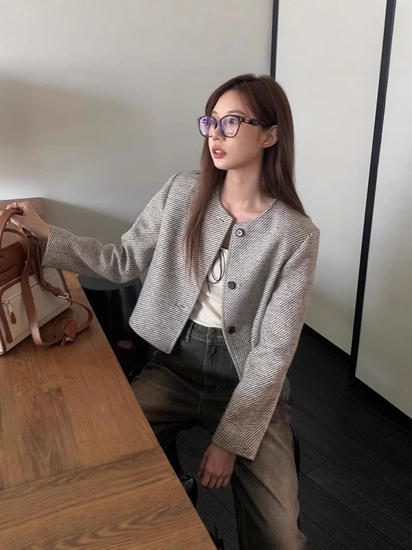 春と秋の新しいレトロなラウンドネックシングルブレストトップ、ストライプのルーズショートフレグランスジャケット、若くてシンプルでファッショナブルです|undefined