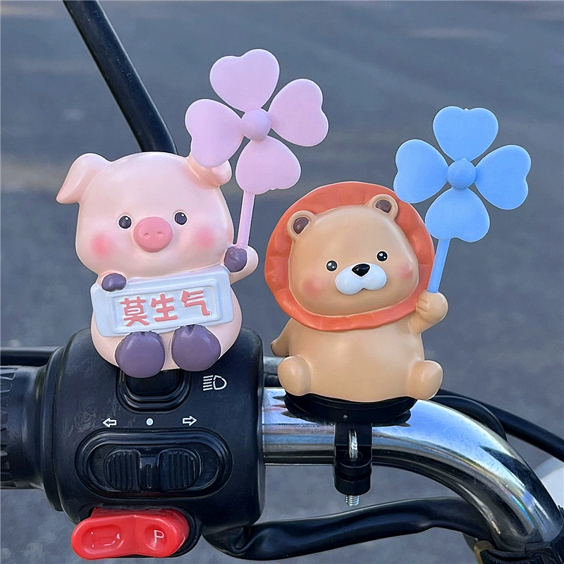 Симпатичная ветряная мельница поросенок электромобиль аксессуары маленькая желтая утка автомобиль украшение самоходный мотоцикл шлем украшения подвеска