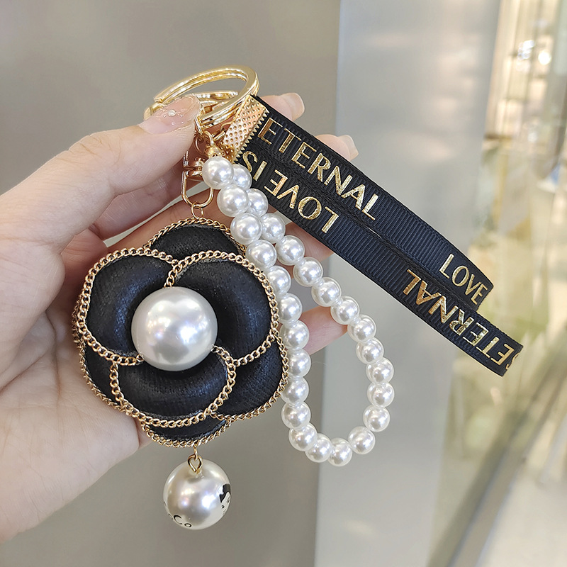 Llavero de camelia con perla estilo vintage francés elegante_voghion.com