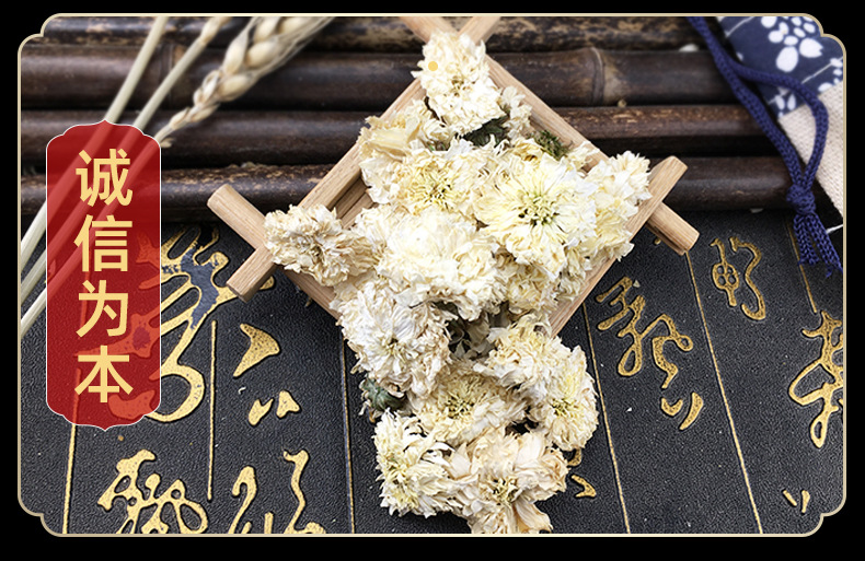 Huangshan Gongju Chrysanthemum Tea Dried White Chrysanthemum Flowers Loose Bulk 500g for Herbal Tea Blends in use