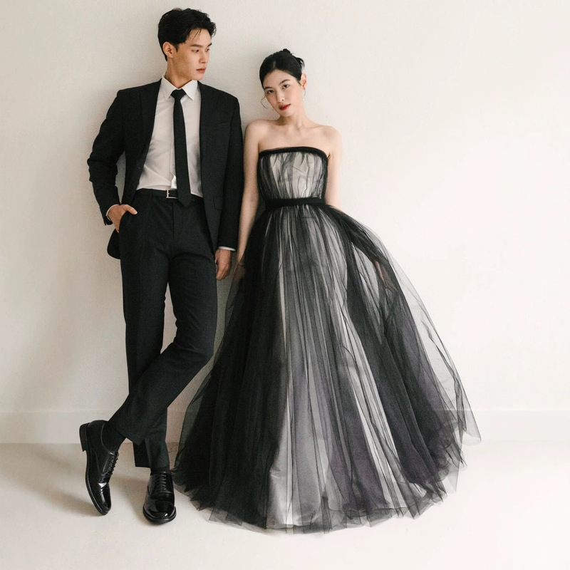 Korean-style light wedding dress in black, Hepburn style, suitable for studio photo shoots, couples' photography, with a high-end feel, elegant evening gown Korean-style light wedding dress in black, Hepburn style, suitable for studio photo shoots, couples' photography, with a high-end feel, elegant evening gown