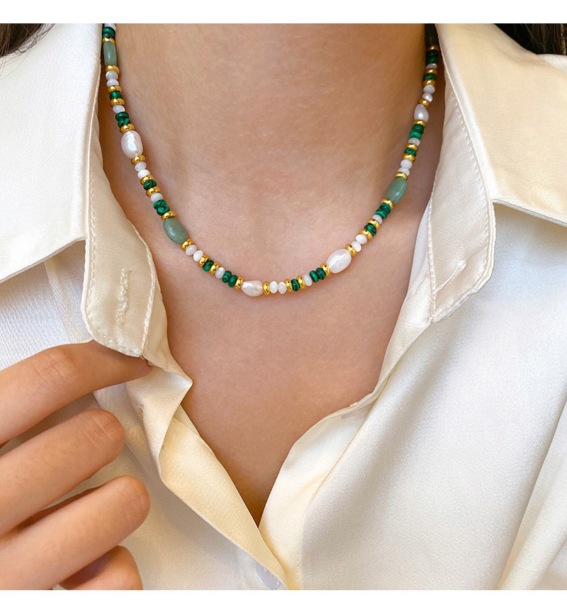 Colar de pérolas de água doce com pedra natural de malaquita_voghion.com