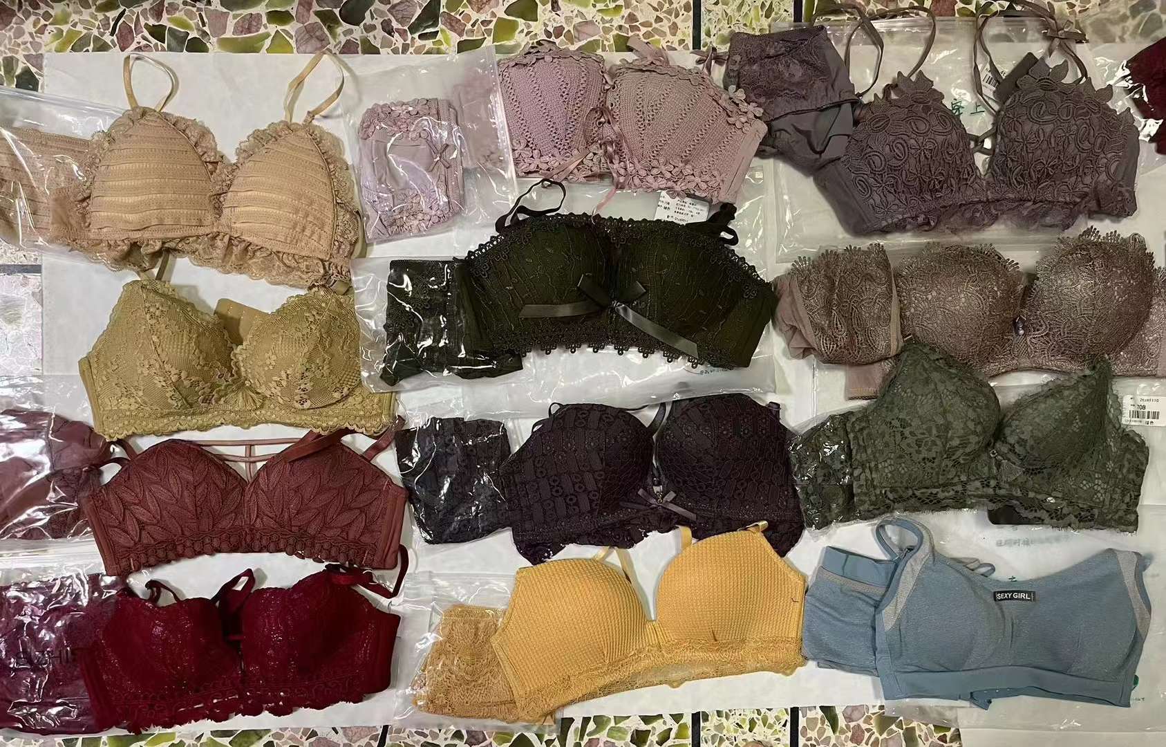 Precio bajo liquidación de inventario alta calidad misceláneo nuevo popular en línea popular de las mujeres traje de Sujetador push up ropa interior para las mujeres