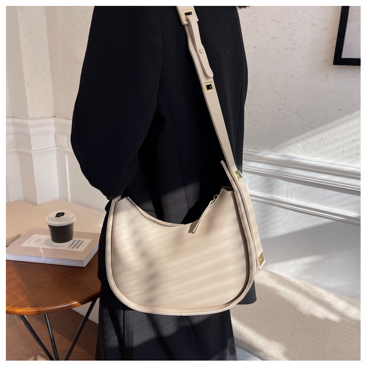 2023 neue Luxustasche Vielseitige Damentasche Winter Retro Umhängetasche Fashion Net Rot Breiter Schultergurt Umhängetasche_voghion.com