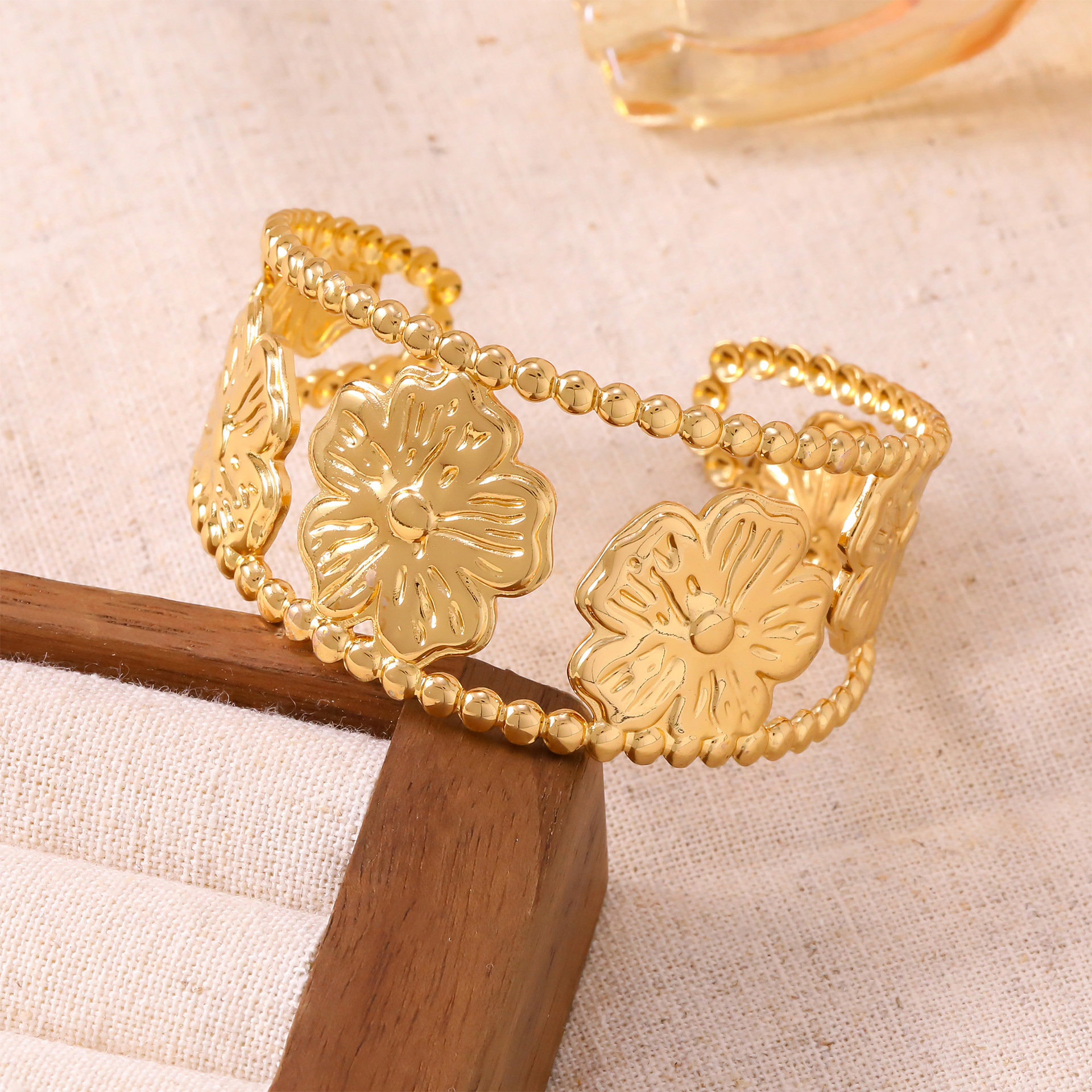Golden bracelet, flowered