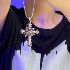 ローズクロスネックレス女性ニッチデザインヒップホップヨーロッパとアメリカのクールなディスコペンダントカップルレトロネックレス