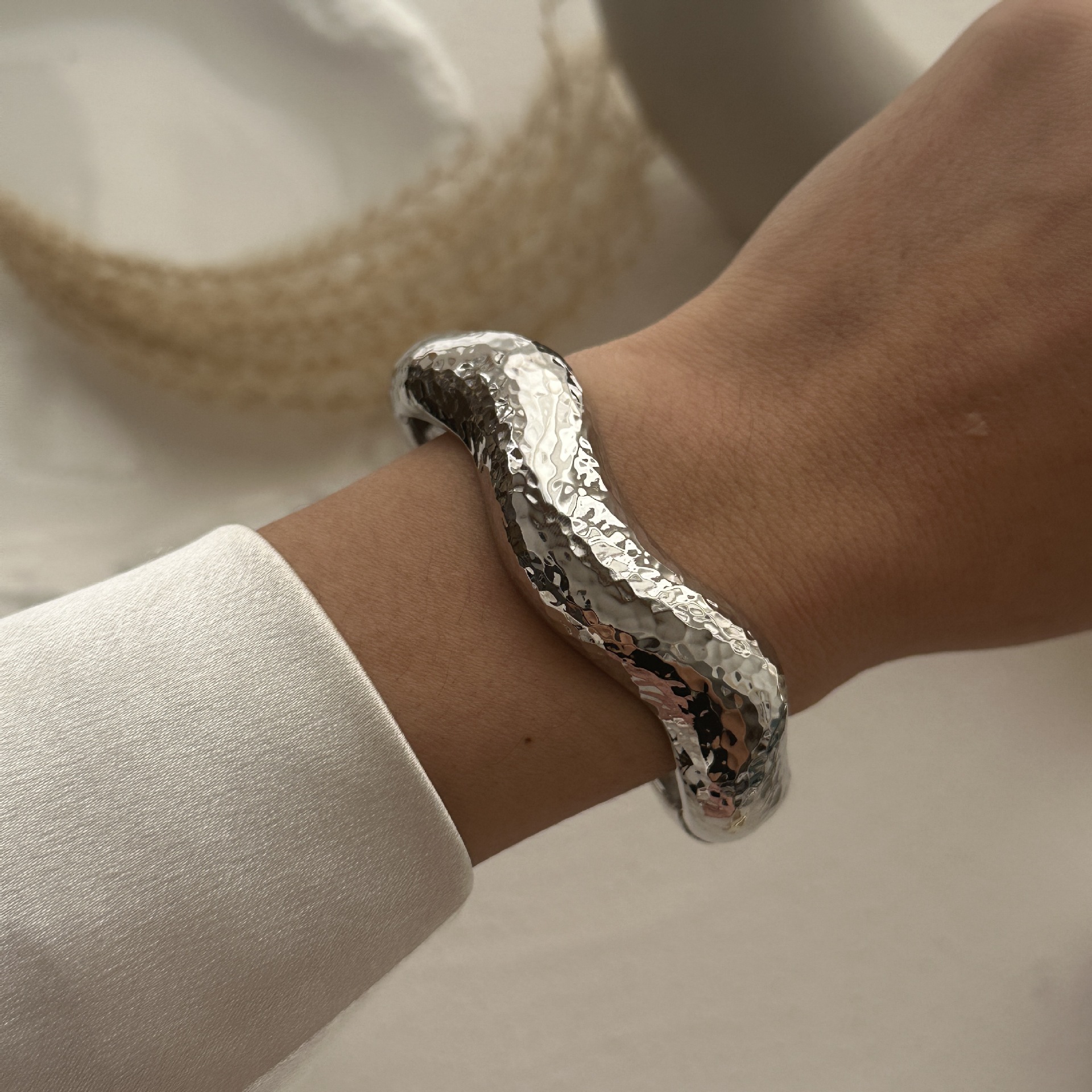 56g Weight Bangle Classification Alloy Chain Material 1 Piece Quantity Daily Occasion Alloy Material Solid Color Pattern Women's Gender Plating Design Exaggerated, Simple Style Style Exaggerated Simple Style Solid Color Alloy Bangles Wholesale 13