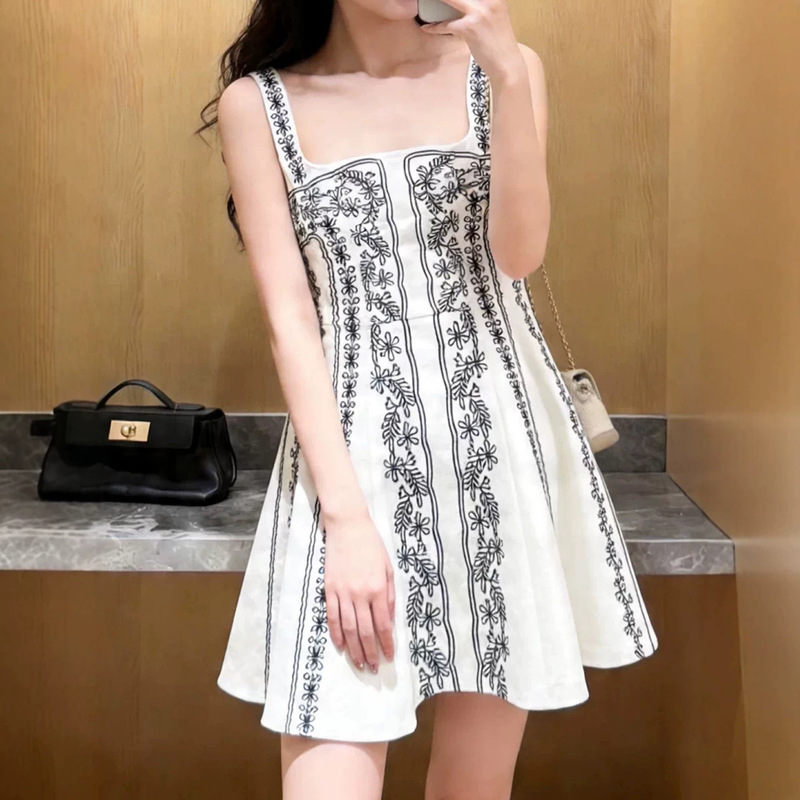 French-Style Long Dress, New Three-Dimensional Cut, Floral Embroidery, Linen, High-Waisted, Slim-Fit, Korean-Style Sweet Camisole Dress French-Style Long Dress, New Three-Dimensional Cut, Floral Embroidery, Linen, High-Waisted, Slim-Fit, Korean-Style Sweet Camisole Dress