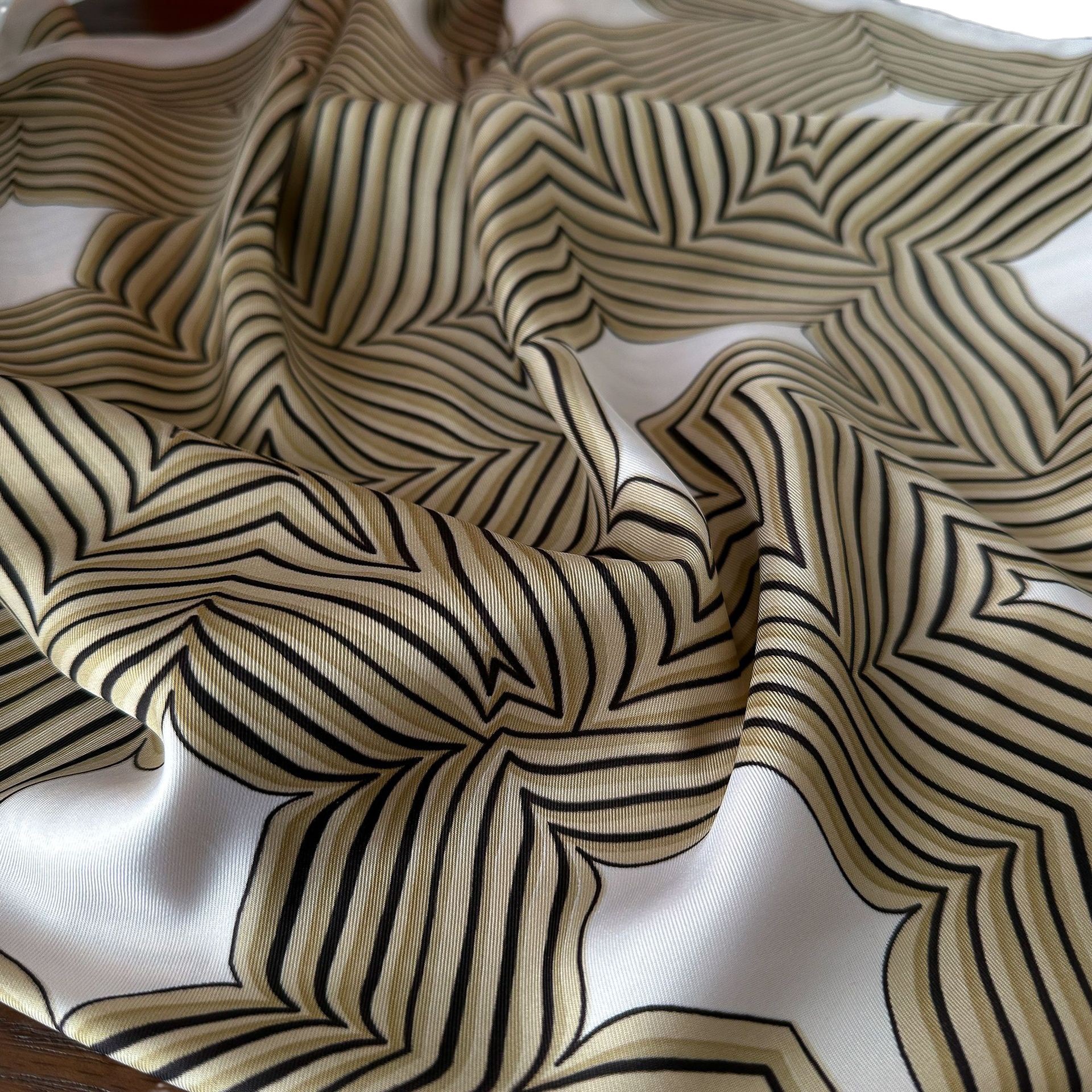 2023 Autunno Nuova Sciarpa di Seta A Righe Sciarpa Quadrata Edizione Coreana delle Donne Stampato Imitazione di Seta Fascia Protezione Solare Scialle_voghion.com