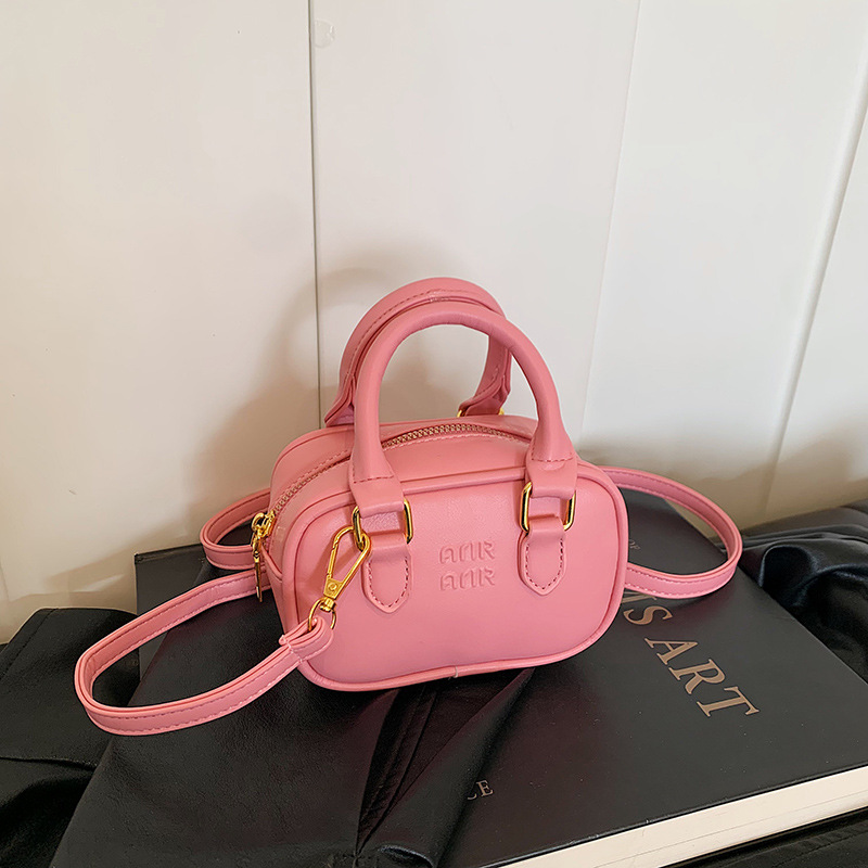 Un bolso rojo desnudo