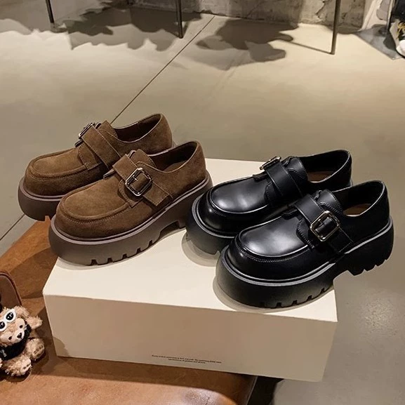 Виноградная мама того же колледжа с круглой головкой и пуговицы увеличены толстыми каблуками