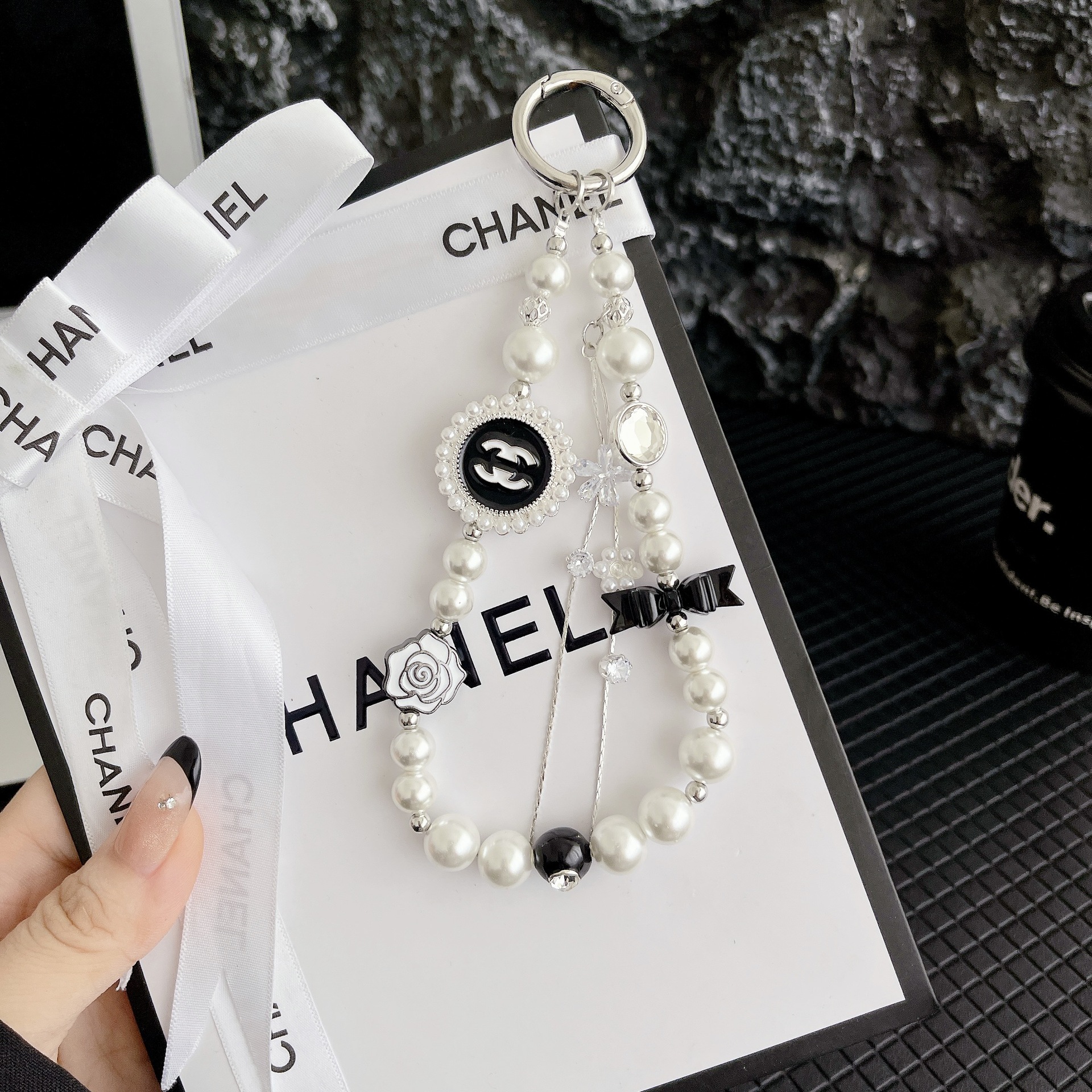 Boutique hecha a mano cadena de teléfono móvil de alta calidad mujer cadena corta pequeña camellia serie de bordas bolsos de teléfono móvil accesorios cortos