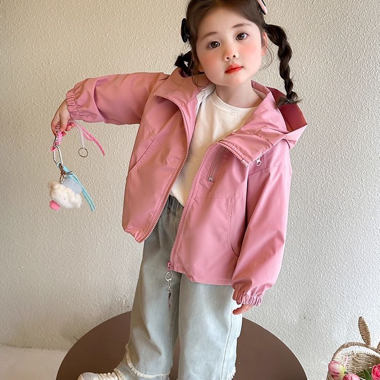 Niñas encapuchadas trajes de asalto a prueba de viento 2025 nuevos niños primavera y otoño estilo exterior casual niñas chaqueta deportiva al aire libre