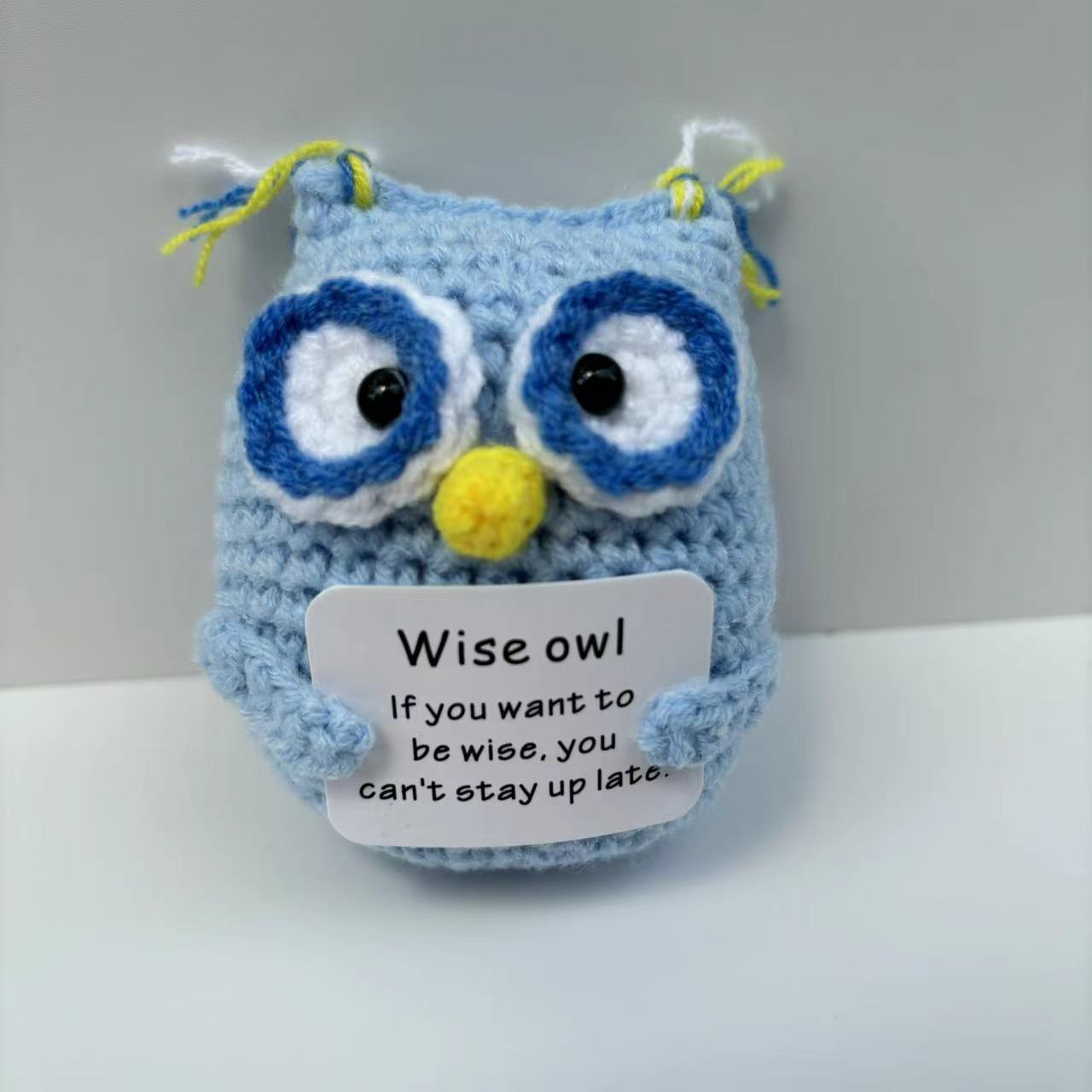 国境を越えてアマゾンの毛糸を販売している手作りのニット鉤織動物ペンギンは積極的に面白い減圧人形が座っている