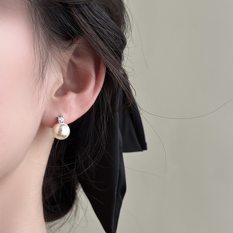 Pearl Stud Earrings With Zircon And Designer Elements_voghion.com