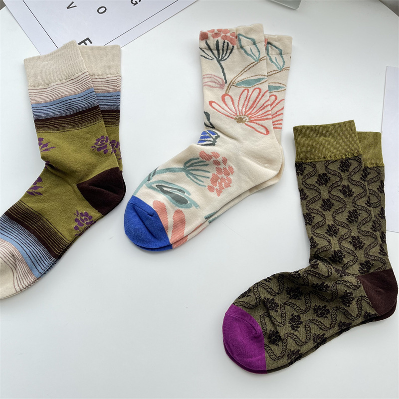 Women's Retro Flower Cotton Crew Socks A Pair display picture 5