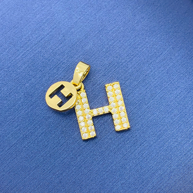 百種類のペンダントは心のままにファッションの経典を配合します。カップルの美しいペンダントは親友のアクセサリーを送ります。