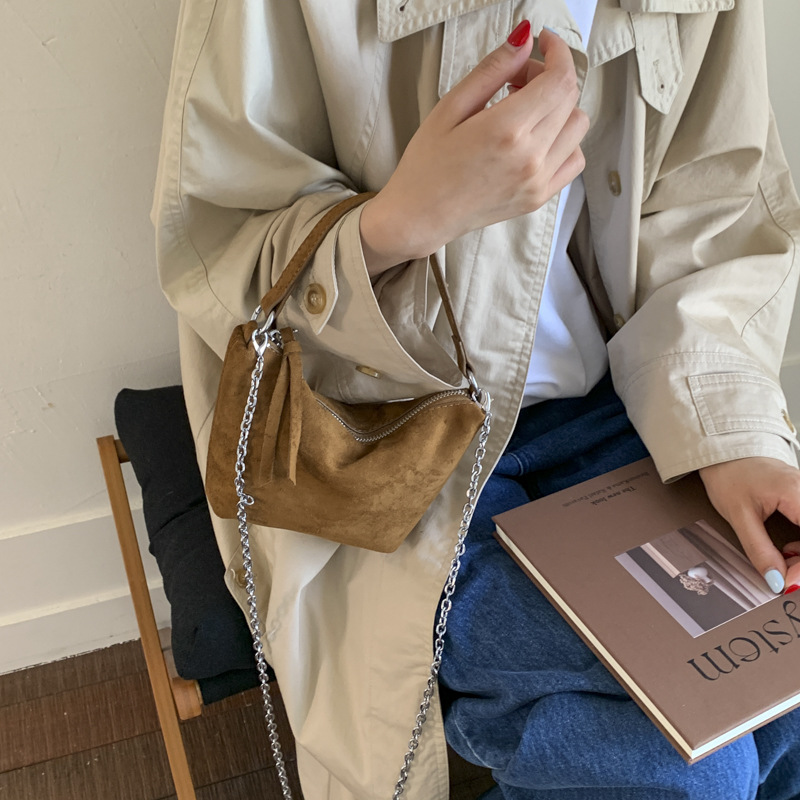 Bolsa de mano mate de alta sensación, bolso de brazo universal para mujeres, otoño y invierno 2025, nuevo tipo de bolso de hombro de viaje, bolso de mochila universal