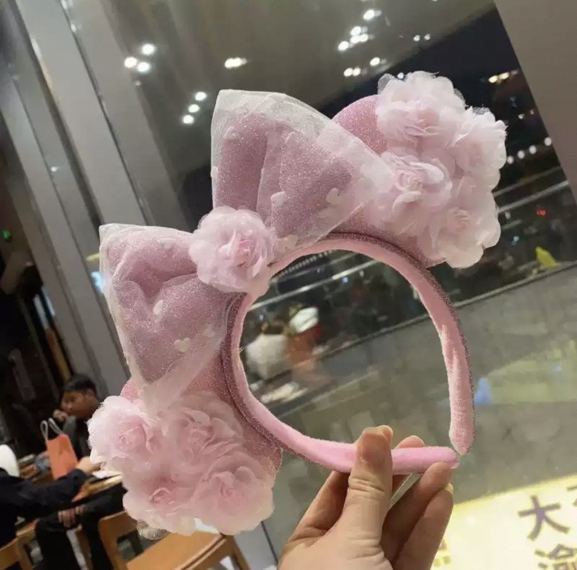 Diadema de Mickey con flores rosas y moradas.