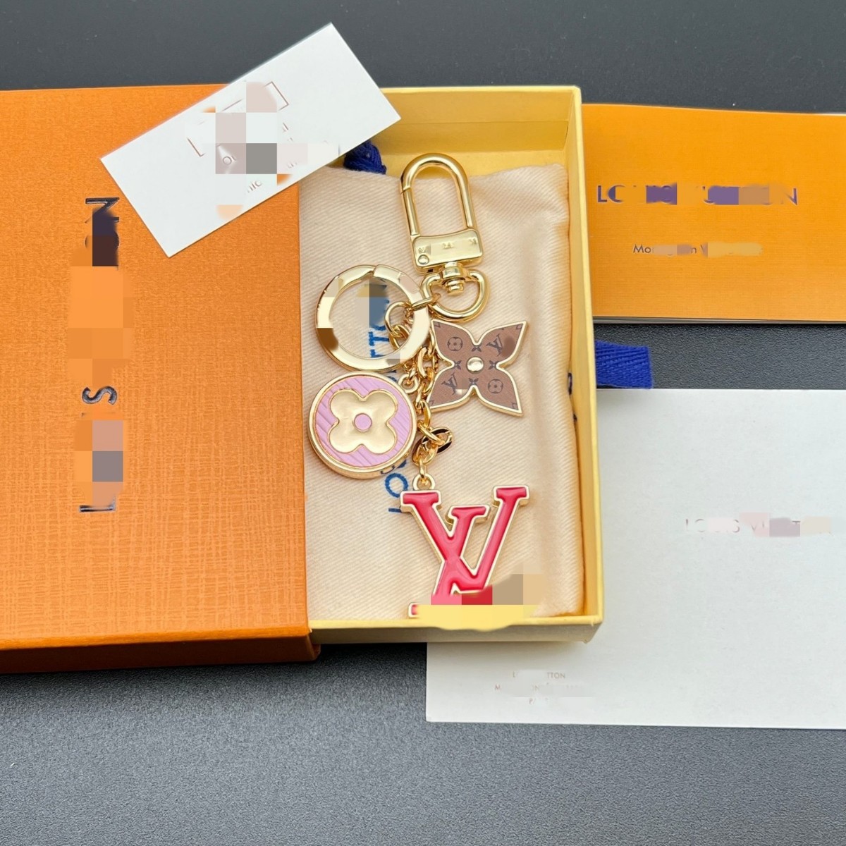 跨境驴牌2025新款L字挂饰箱包包配件钥匙扣小香风吊坠太阳花挂扣