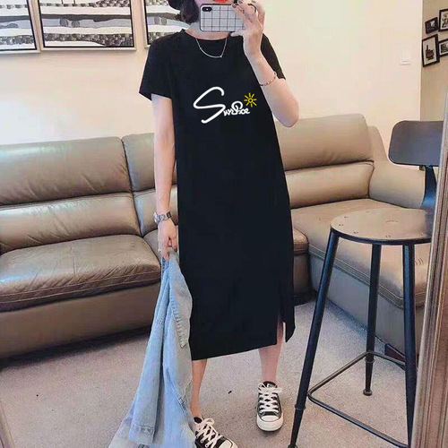 Stylish summer loose-fit, figure-flattering dress with floral print and a trendy split hem—short-sleeve design for women.
