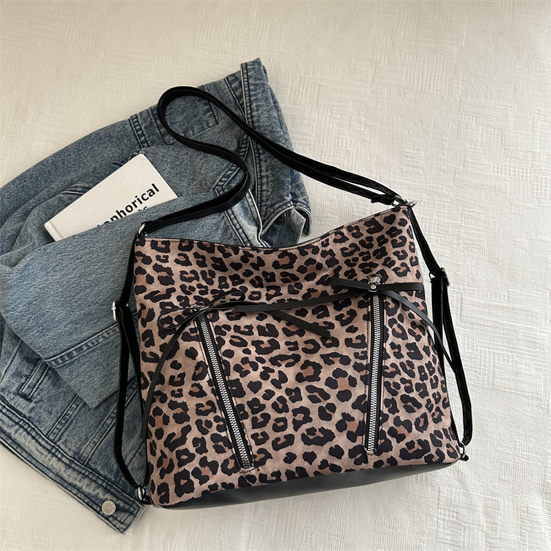 Mochila popular de este año para mujeres 2024 nueva mochila de hombro estampado leopardo de gran capacidad otoño e invierno viajes brazaleta