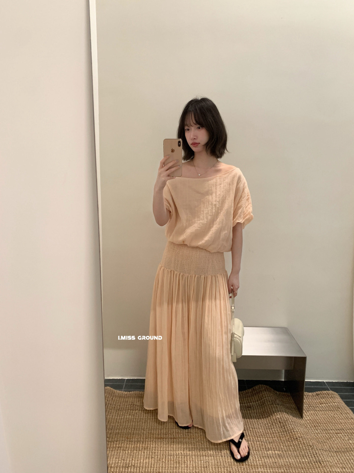 Bộ áo sơ mi lệch vai ngắn tay kết hợp chân váy xếp ly nữ tính phong cách Hàn Quốc — Áo sơ mi trắng, Áo sơ mi hồng cam, Chân váy hồng cam, Trắng nửa váy chi tiết 6