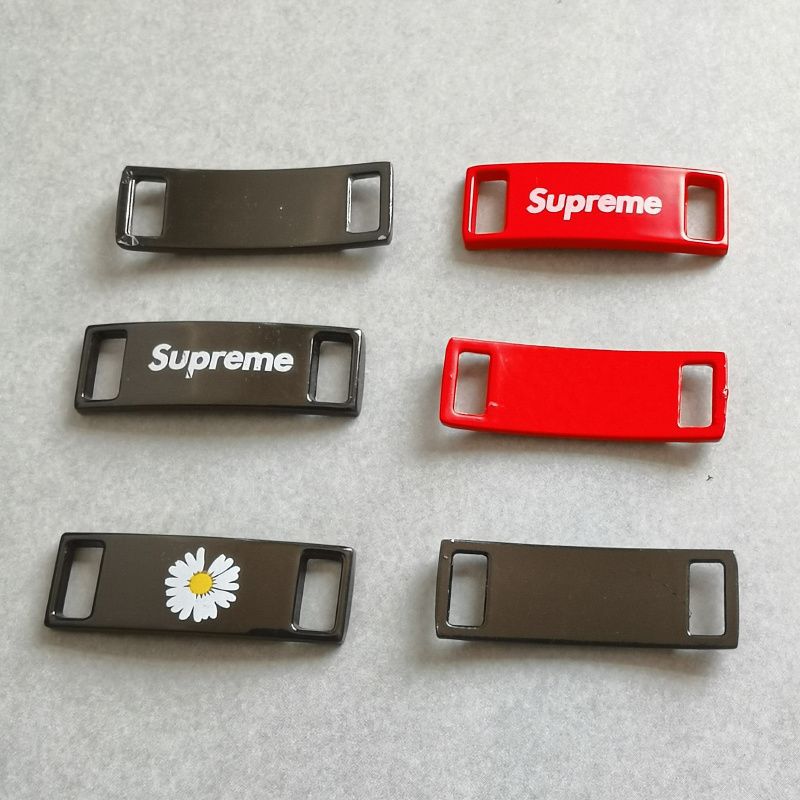 起爆空軍1号連名のファッション靴は黒い赤いデイジーの金属の靴のひもの派のカップルのアクセサリーを掛けて郵送します。