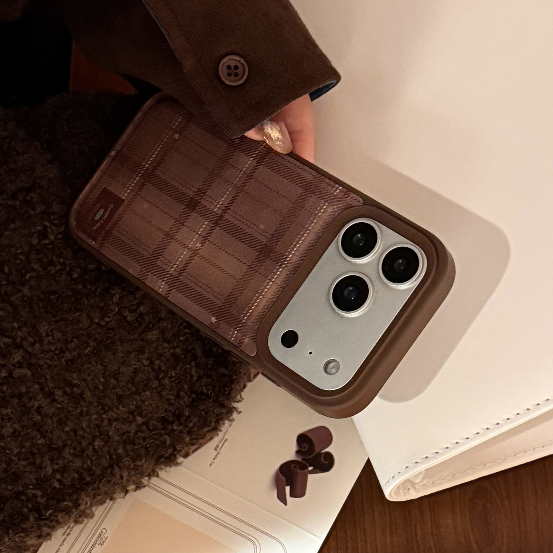 Vintage Leder-Handyhülle mit Fruchtmotiv für iPhone 17 Pro Max, haselnussbraunes Karomuster, kompatibel mit iPhone 16, 15, 13, 11_voghion.com