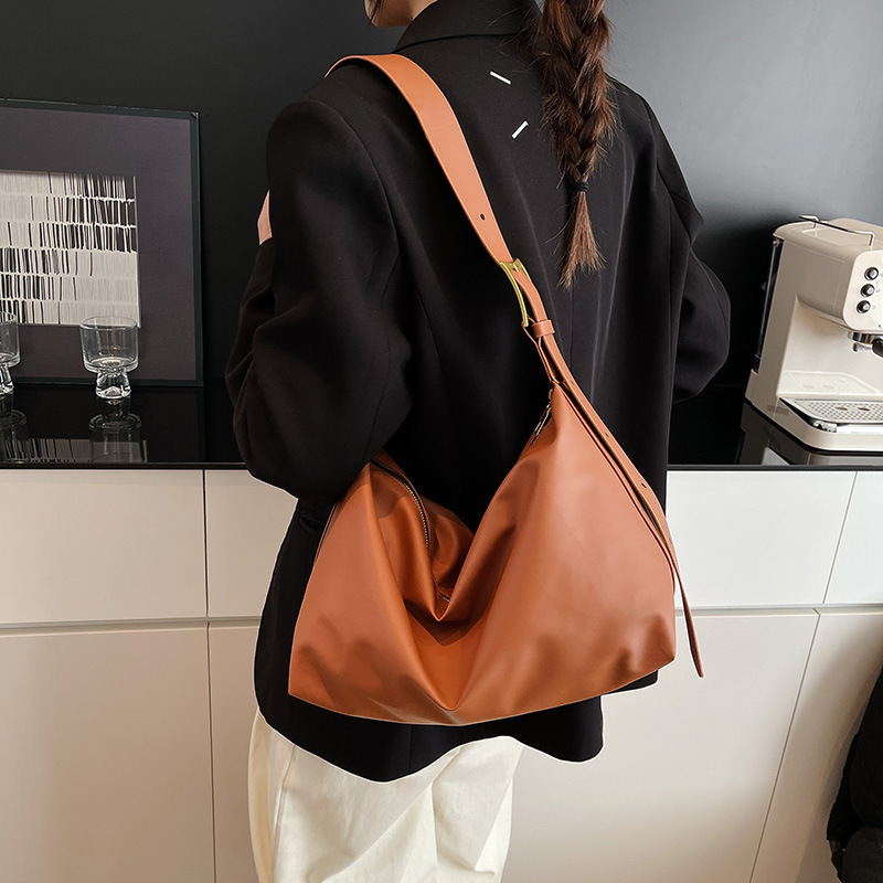 Borsa a tracolla da donna di grande capacità, alla moda per l'autunno, ideale per gli spostamenti quotidiani, modello semplice e trendy per studentesse, nuovo modello 2026 in nero._voghion.com