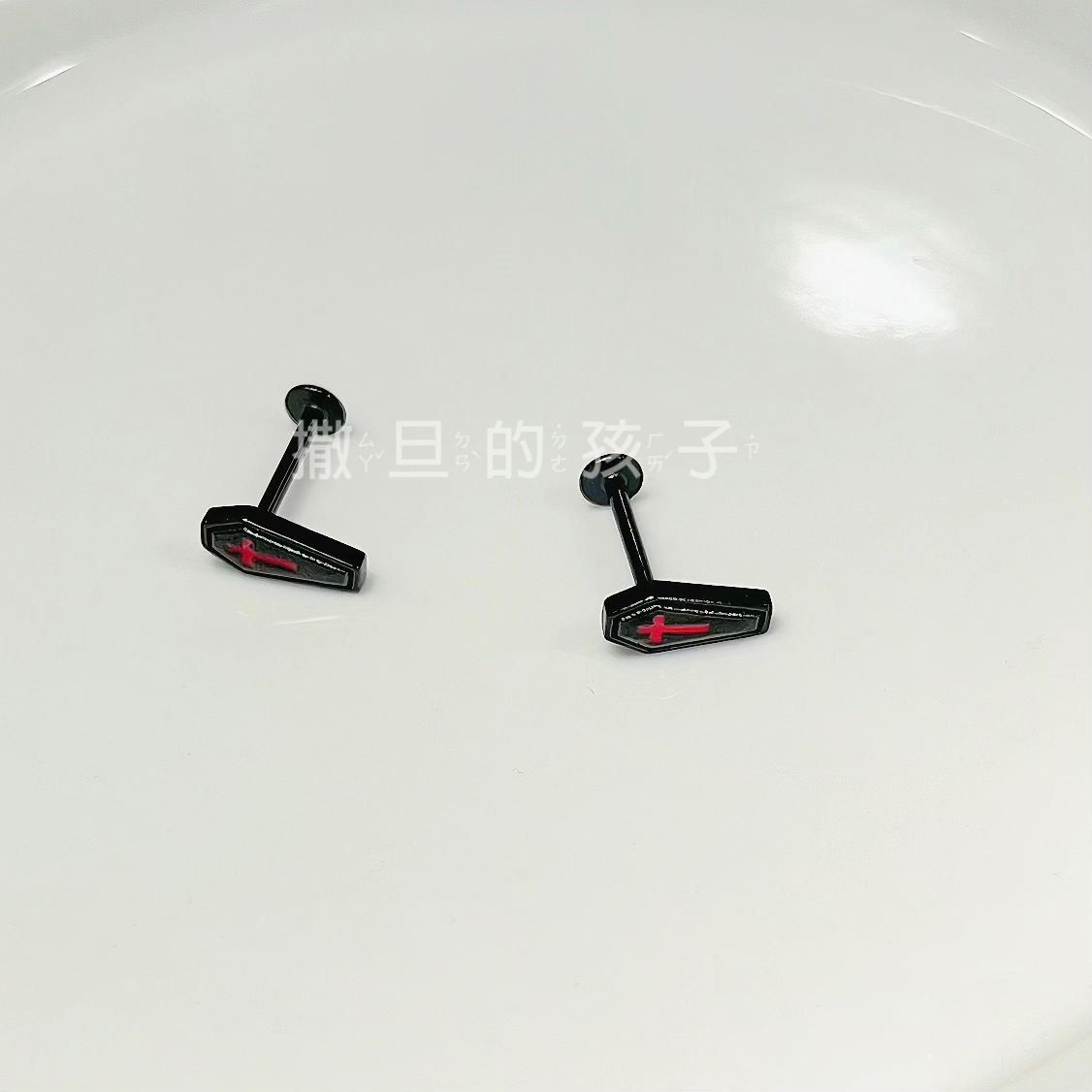 16G labret stud size and finish detail