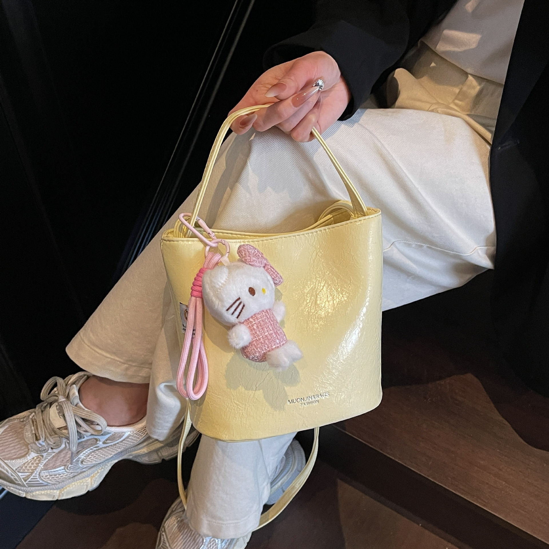 retro fashionable underarm bag