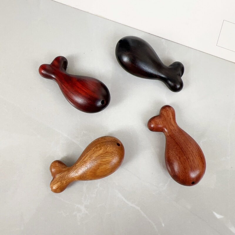 Rosewood Fish Pendant Keychain, Small Sandalwood Fish Accessory, Sweater Chain Charm, Cute Creative Wooden Fish Rosewood Fish Pendant Keychain, Small Sandalwood Fish Accessory, Sweater Chain Charm, Cute Creative Wooden Fish