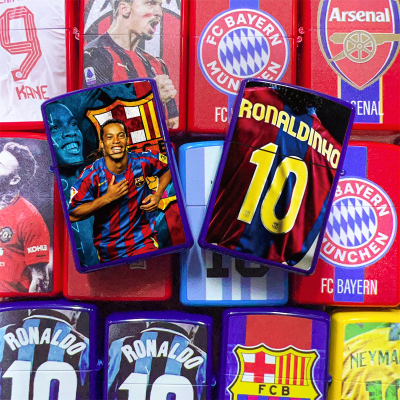 Encendedor de queroseno con diseño de jugador legendarario de la dinastía del fútbol, textura retro en relieve, acabado mate, artesanía