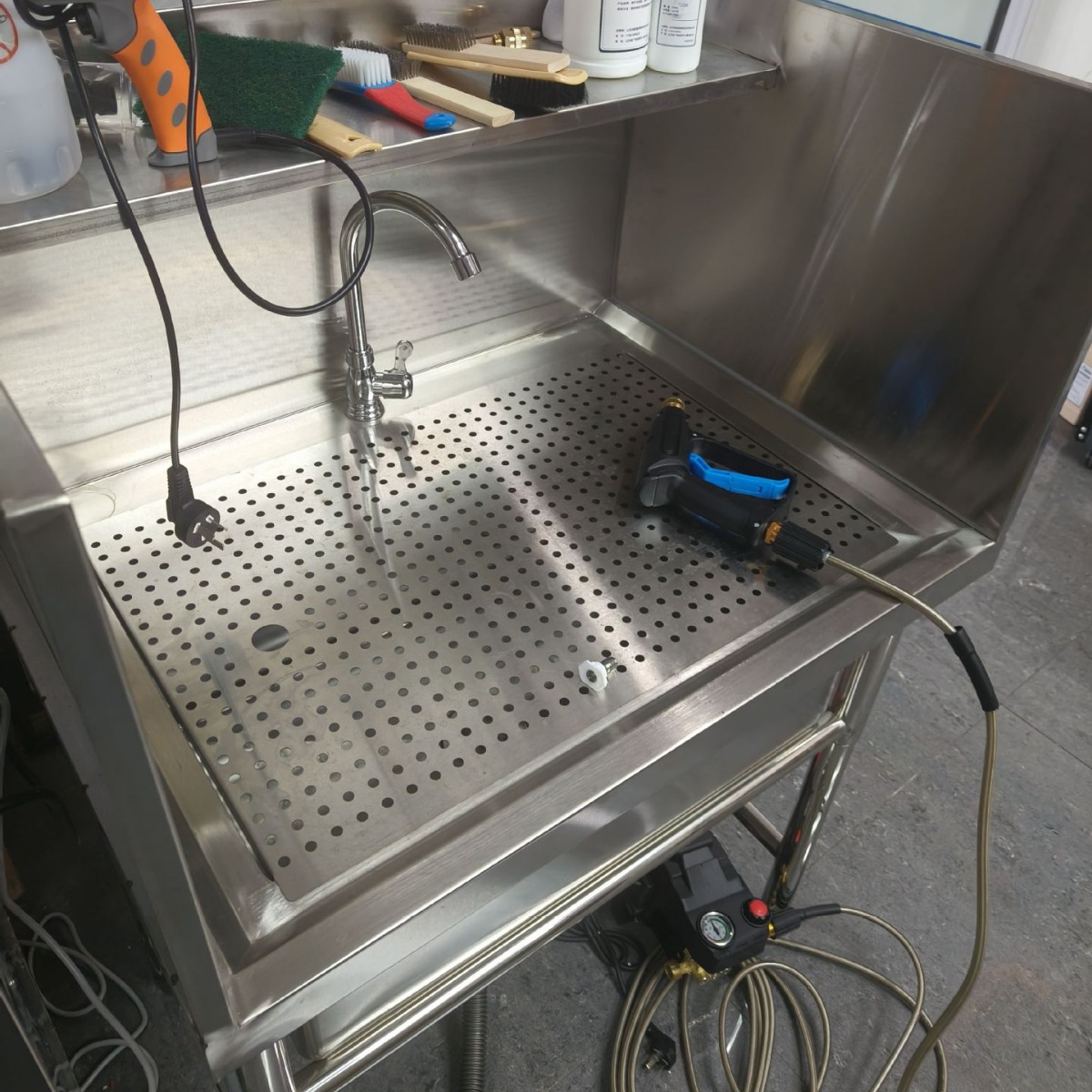 洗鞋枪专用不锈钢操作台带冲孔网板 操作台水池两用