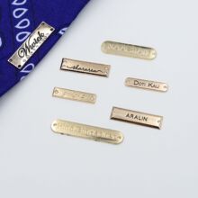定 制合金压铸logo标牌电镀金属标缝线方形字母服装鞋包辅料铭牌